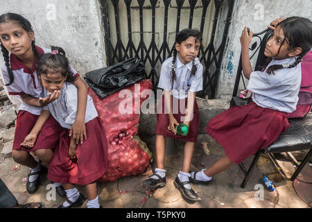 Kolkata, Indien. 26 Apr, 2019. Kinder nehmen Zuflucht in der Straße wie ein Feuer ihr Haus in einem 4-stöckigen Gebäude in Kolkata, Indien, 26. April 2019 versenkt. Keine Verletzungen haben sich bisher gemeldet. Credit: tumpa Mondal/Xinhua/Alamy leben Nachrichten Stockfoto