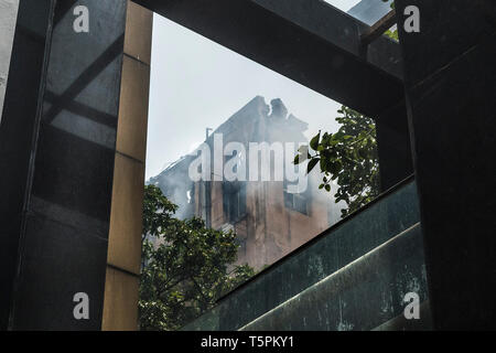 Kolkata. 26 Apr, 2019. Rauch steigt aus der obersten Etage eines 4-stöckigen Geschäftshaus in Kolkata, Indien, 26. April 2019. Keine Verletzungen haben sich bisher gemeldet. Credit: tumpa Mondal/Xinhua/Alamy leben Nachrichten Stockfoto