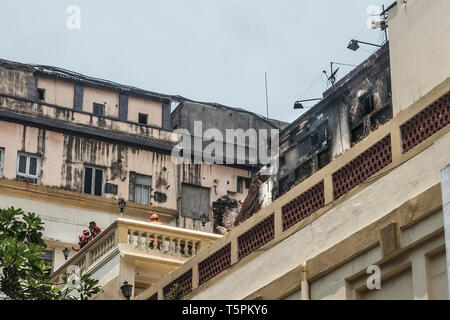 Kolkata. 26 Apr, 2019. Feuerwehr Brand in der obersten Etage eines 4-stöckigen Geschäftshaus in Kolkata, Indien, April 26, 2019 löschen. Keine Verletzungen haben sich bisher gemeldet. Credit: tumpa Mondal/Xinhua/Alamy leben Nachrichten Stockfoto