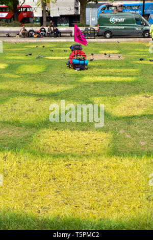 Marble Arch, London, UK. 26. April 2019. Gelbe Flecken von Gras nach dem Aussterben Rebellion Zelte Demonstranten haben die Linken. Quelle: Matthew Chattle/Alamy leben Nachrichten Stockfoto