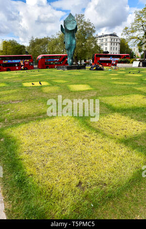 Marble Arch, London, UK. 26. April 2019. Gelbe Flecken von Gras nach dem Aussterben Rebellion Zelte Demonstranten haben die Linken. Quelle: Matthew Chattle/Alamy leben Nachrichten Stockfoto
