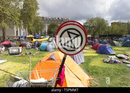 London, England, UK. 25 Apr, 2019. Aussterben Rebellion Demonstranten lagerten sich in Londons Marble Arch, schließlich erklärt eine Pause nach Tagen der Proteste in der britischen Hauptstadt über die Osterfeiertage. Bei einem Punkt vier der großen Kreuzungen wurden geschlossen, um zu protestieren. Bevor Sie abends Abschlusszeremonie im Hyde Park am Donnerstag, Hunderte durchgeführt'' "Schwärmen" Proteste, Unterbrechung der finanziellen Ziele im Herzen des Finanzbezirks der Stadt. Credit: Rod Harbinson/ZUMA Draht/Alamy leben Nachrichten Stockfoto