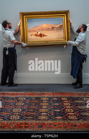 Sothebys, London, UK. 26. Apr 2019. Jean-Léon Gérôme, Reiter und sein Pferd in die Wüste, Öl auf Leinwand, 1872, Schätzung, £ 1,000,000-1, 500.000 - eine Vorschau von 1.200 Jahren aus dem Nahen Osten Kunst bei Sotheby's in London. Die Versteigerung findet am 30. April und 1. Mai. Credit: Guy Bell/Alamy leben Nachrichten Stockfoto