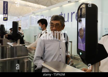 Hongkong, China. 25 Apr, 2019. Ehemalige Buchhändlerin und entführten 2015 Causeway Bay Buchhandlung Incident, Lam Wing-kee, einen letzten Blick auf sein Zuhause, als er die Check Point an der Abfahrt Halle klar, HK International Airport. Lam Wing-kee links Hongkong gestern im Ausland Zuflucht suchen. (Fotografiert. April-25, 2019 HK) April-26, 2019 Hong Kong. ZUMA/Liau Chung-ren Credit: Liau Chung-ren/ZUMA Draht/Alamy leben Nachrichten Stockfoto