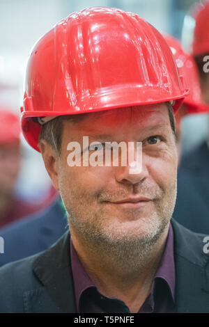 Greifswald, Deutschland. 26 Apr, 2019. Robert Habeck, Bundesvorsitzende von Bündnis 90/Die Grünen sterben, besucht die Kernfusionsforschung facility" Wendelstein 7-X" am Jahrestag der Katastrophe von Tschernobyl. Das Institut mit den fusionsreaktor "Wendelstein 7-X' konzentriert sich auf die Kernfusion als Möglichkeit der Energiegewinnung. Quelle: Stefan Sauer/dpa-Zentralbild/dpa/Alamy leben Nachrichten Stockfoto