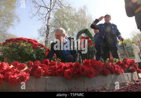 Minsk, Weißrussland. 26 Apr, 2019. Laien Blumen für die Opfer der Katastrophe von Tschernobyl in Minsk, Belarus, April 26, 2019 zu gedenken. Das Kernkraftwerk Tschernobyl, rund 110 km nördlich von der ukrainischen Hauptstadt Kiew, einer der schwersten Unfälle in der Geschichte der am 26. April 1986, als eine Reihe von Explosionen durch die Nr. 4 Reaktor zerrissen, die Ausbreitung der Strahlung über die Ukraine, Weißrussland, Russland und anderen europäischen Ländern zu beobachten. Credit: Efim Mazurevich/Xinhua/Alamy leben Nachrichten Stockfoto