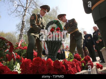 Minsk, Weißrussland. 26 Apr, 2019. Soldaten Blumen für die Opfer der Katastrophe von Tschernobyl in Minsk, Belarus, April 26, 2019 zu gedenken. Das Kernkraftwerk Tschernobyl, rund 110 km nördlich von der ukrainischen Hauptstadt Kiew, einer der schwersten Unfälle in der Geschichte der am 26. April 1986, als eine Reihe von Explosionen durch die Nr. 4 Reaktor zerrissen, die Ausbreitung der Strahlung über die Ukraine, Weißrussland, Russland und anderen europäischen Ländern zu beobachten. Credit: Efim Mazurevich/Xinhua/Alamy leben Nachrichten Stockfoto