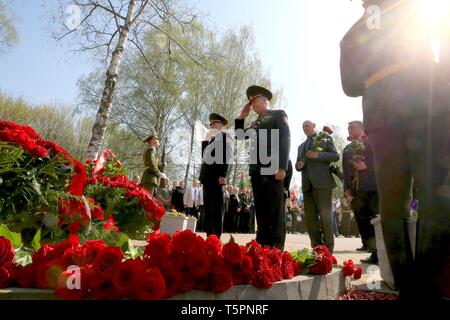 Minsk, Weißrussland. 26 Apr, 2019. Soldaten salute in einer Zeremonie die Opfer der Katastrophe von Tschernobyl in Minsk, Belarus, April 26, 2019 zu gedenken. Das Kernkraftwerk Tschernobyl, rund 110 km nördlich von der ukrainischen Hauptstadt Kiew, einer der schwersten Unfälle in der Geschichte der am 26. April 1986, als eine Reihe von Explosionen durch die Nr. 4 Reaktor zerrissen, die Ausbreitung der Strahlung über die Ukraine, Weißrussland, Russland und anderen europäischen Ländern zu beobachten. Credit: Efim Mazurevich/Xinhua/Alamy leben Nachrichten Stockfoto