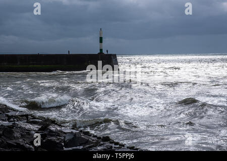 Aberystwyth, Wales. Freitag, den 26. April 2019. UK Wetter: Dunkle Wolken und abgehackt Meere die Ankunft der Sturm Hannah, die neuesten Tropensturm der Saison 2019 voraussagen. Mit den Winden, erwartend, zwischen 60 und 70 mpg über Nacht zu Gust, besteht die Gefahr von Sachschäden und Verletzungen. Das Met Office hat eine gelbe Warnmeldung für starke Winde, die viel im Süden der BRITISCHEN ab heute Abend bis Mitte Nachmittag morgen Foto: Keith Morris/Alamy Live Neuigkeiten Stockfoto