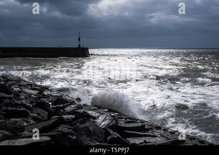 Aberystwyth, Wales. Freitag, den 26. April 2019. UK Wetter: Dunkle Wolken und abgehackt Meere die Ankunft der Sturm Hannah, die neuesten Tropensturm der Saison 2019 voraussagen. Mit den Winden, erwartend, zwischen 60 und 70 mpg über Nacht zu Gust, besteht die Gefahr von Sachschäden und Verletzungen. Das Met Office hat eine gelbe Warnmeldung für starke Winde, die viel im Süden der BRITISCHEN ab heute Abend bis Mitte Nachmittag morgen Foto: Keith Morris/Alamy Live Neuigkeiten Stockfoto