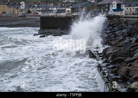 Aberystwyth, Wales. Freitag, den 26. April 2019. UK Wetter: Dunkle Wolken und abgehackt Meere die Ankunft der Sturm Hannah, die neuesten Tropensturm der Saison 2019 voraussagen. Mit den Winden, erwartend, zwischen 60 und 70 mpg über Nacht zu Gust, besteht die Gefahr von Sachschäden und Verletzungen. Das Met Office hat eine gelbe Warnmeldung für starke Winde, die viel im Süden der BRITISCHEN ab heute Abend bis Mitte Nachmittag morgen Foto: Keith Morris/Alamy Live Neuigkeiten Stockfoto
