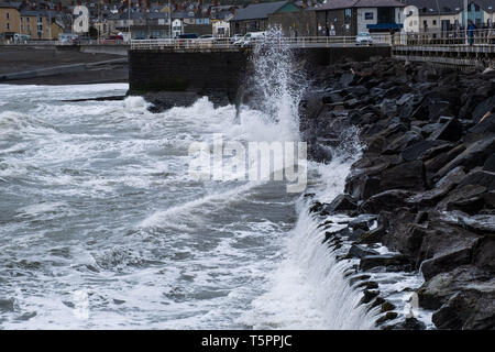 Aberystwyth, Wales. Freitag, den 26. April 2019. UK Wetter: Dunkle Wolken und abgehackt Meere die Ankunft der Sturm Hannah, die neuesten Tropensturm der Saison 2019 voraussagen. Mit den Winden, erwartend, zwischen 60 und 70 mpg über Nacht zu Gust, besteht die Gefahr von Sachschäden und Verletzungen. Das Met Office hat eine gelbe Warnmeldung für starke Winde, die viel im Süden der BRITISCHEN ab heute Abend bis Mitte Nachmittag morgen Foto: Keith Morris/Alamy Live Neuigkeiten Stockfoto