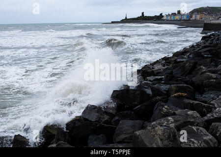 Aberystwyth, Wales. Freitag, den 26. April 2019. UK Wetter: Dunkle Wolken und abgehackt Meere die Ankunft der Sturm Hannah, die neuesten Tropensturm der Saison 2019 voraussagen. Mit den Winden, erwartend, zwischen 60 und 70 mpg über Nacht zu Gust, besteht die Gefahr von Sachschäden und Verletzungen. Das Met Office hat eine gelbe Warnmeldung für starke Winde, die viel im Süden der BRITISCHEN ab heute Abend bis Mitte Nachmittag morgen Foto: Keith Morris/Alamy Live Neuigkeiten Stockfoto