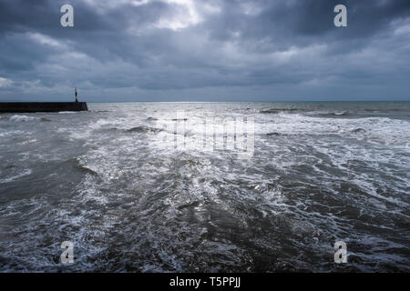 Aberystwyth, Wales. Freitag, den 26. April 2019. UK Wetter: Dunkle Wolken und abgehackt Meere die Ankunft der Sturm Hannah, die neuesten Tropensturm der Saison 2019 voraussagen. Mit den Winden, erwartend, zwischen 60 und 70 mpg über Nacht zu Gust, besteht die Gefahr von Sachschäden und Verletzungen. Das Met Office hat eine gelbe Warnmeldung für starke Winde, die viel im Süden der BRITISCHEN ab heute Abend bis Mitte Nachmittag morgen Foto: Keith Morris/Alamy Live Neuigkeiten Stockfoto