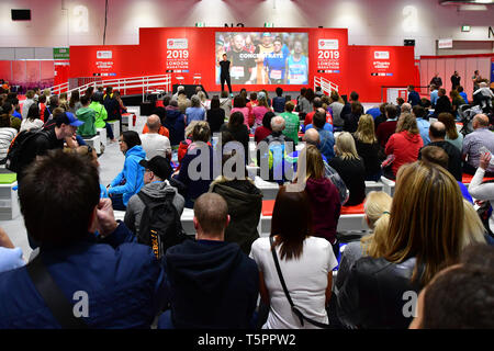 ExCeL London, UK. 26. Apr 2019. London Marathon Ausstellung 2019 - ExCeL London am 26. April 2019, London, UK. Bild Capital/Alamy leben Nachrichten Stockfoto