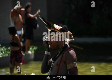 DF-Brasilia - 04/26/2019 - März Indigene - Indigenas beteiligt sich in einem März die Verteidigung der indigenen Land und kulturellen Rechte, die Sie behaupten, von der rechten Regierung von brasilianischen Präsidenten Jair Bolsonaro in Brasilia, Brasilien, am 26. April von Foto bedroht zu werden: Mateus Bonomi/AGIF zu protestieren Stockfoto