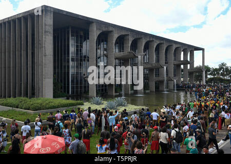 DF-Brasilia - 04/26/2019 - März Indigene - Indigenas beteiligt sich in einem März die Verteidigung der indigenen Land und kulturellen Rechte, die Sie behaupten, von der rechten Regierung von brasilianischen Präsidenten Jair Bolsonaro in Brasilia, Brasilien, am 26. April von Foto bedroht zu werden: Mateus Bonomi/AGIF zu protestieren Stockfoto