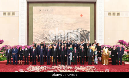 (190426) - Peking, April 26, 2019 (Xinhua) - der chinesische Präsident Xi Jinping, seine Frau Peng Liyuan und Gäste des zweiten Bandes und Straße Forum für internationale Zusammenarbeit posieren für ein Gruppenfoto, bevor ein Bankett in der Großen Halle des Volkes in Peking, der Hauptstadt von China, 26. April 2019. Xi und seine Frau Peng hosted das Bankett zu Ehren der Gäste am Freitag Abend. (Xinhua / Xie Huanchi) Stockfoto