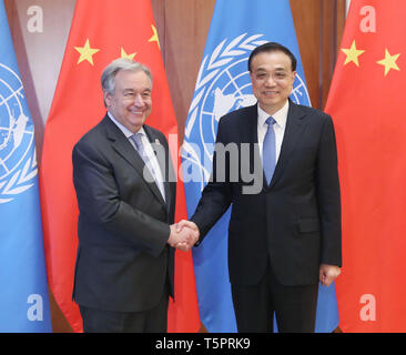 (190426) - Peking, April 26, 2019 (Xinhua) - Der chinesische Premier Li Keqiang (R) trifft sich mit der Vereinten Nationen (UNO) Generalsekretär Antonio Guterres, der hier ist die Teilnahme an der zweiten Riemen und Straße Forum für die internationale Zusammenarbeit, in Peking, der Hauptstadt von China, 26. April 2019. (Xinhua / Liu Weibing) Stockfoto