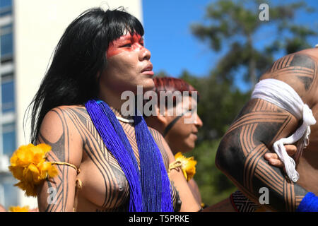 DF-Brasilia - 04/26/2019 - März Indigene - Indigenas beteiligt sich in einem März die Verteidigung der indigenen Land und kulturellen Rechte, die Sie behaupten, von der rechten Regierung von brasilianischen Präsidenten Jair Bolsonaro in Brasilia, Brasilien, am 26. April von Foto bedroht zu werden: Mateus Bonomi/AGIF zu protestieren Stockfoto