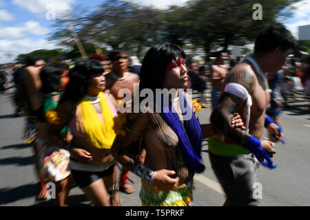 DF-Brasilia - 04/26/2019 - März Indigene - Indigenas beteiligt sich in einem März die Verteidigung der indigenen Land und kulturellen Rechte, die Sie behaupten, von der rechten Regierung von brasilianischen Präsidenten Jair Bolsonaro in Brasilia, Brasilien, am 26. April von Foto bedroht zu werden: Mateus Bonomi/AGIF zu protestieren Stockfoto