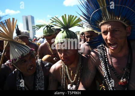 DF-Brasilia - 04/26/2019 - März Indigene - Indigenas beteiligt sich in einem März die Verteidigung der indigenen Land und kulturellen Rechte, die Sie behaupten, von der rechten Regierung von brasilianischen Präsidenten Jair Bolsonaro in Brasilia, Brasilien, am 26. April von Foto bedroht zu werden: Mateus Bonomi/AGIF zu protestieren Stockfoto