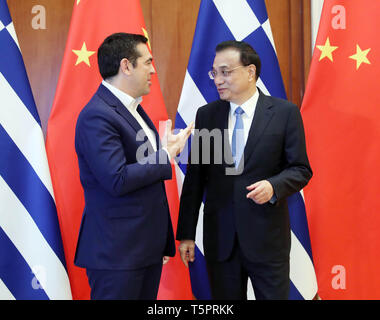 (190426) - Peking, April 26, 2019 (Xinhua) - Der chinesische Premier Li Keqiang (R) trifft sich mit der griechische Premierminister Alexis Tsipras, der die Teilnahme an der zweiten Riemen und Straße Forum für internationale Zusammenarbeit, ist in Peking, der Hauptstadt von China, 26. April 2019. (Xinhua / Liu Weibing) Stockfoto