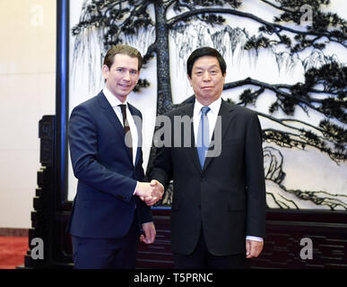 (190426) - Peking, April 26, 2019 (Xinhua) - Li Zhanshu (R), ein Mitglied des Ständigen Ausschusses des Politbüros der Kommunistischen Partei Chinas und Vorsitzender des Ständigen Ausschusses des Nationalen Volkskongresses, trifft sich mit der österreichische Kanzler Sebastian Kurz, wer die Teilnahme an der zweiten Riemen und Straße Forum für internationale Zusammenarbeit, ist in Peking, der Hauptstadt von China, 26. April 2019. (Xinhua / Yin Bogu) Stockfoto