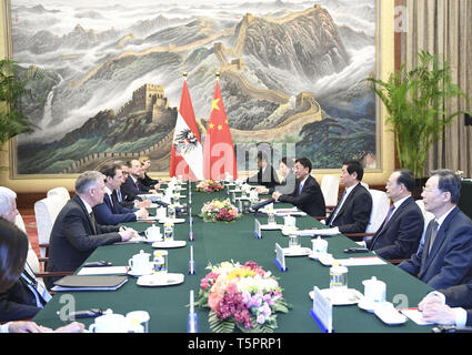 (190426) - Peking, April 26, 2019 (Xinhua) - Li Zhanshu, Mitglied des Ständigen Ausschusses des Politbüros der Kommunistischen Partei Chinas und Vorsitzender des Ständigen Ausschusses des Nationalen Volkskongresses, trifft sich mit der österreichische Kanzler Sebastian Kurz, wer die Teilnahme an der zweiten Riemen und Straße Forum für internationale Zusammenarbeit, ist in Peking, der Hauptstadt von China, 26. April 2019. (Xinhua / Yin Bogu) Stockfoto