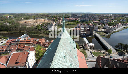 25. April 2019, Sachsen, Görlitz: Blick von der Görlitzer Peterskirche über den Grenzfluss Neiße in die polnische Zgorzelec. Foto: Sebastian Kahnert/dpa-Zentralbild/ZB Stockfoto