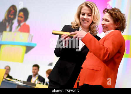 Berlin, Deutschland. 26 Apr, 2019. Nicola Beer (r) gratuliert Linda Teuteberg zu ihrer Wahl als FDP-Generalsekretär am 70. FDP-Bundesparteitag und präsentiert Ihre mit einem goldenen Taktstock. Teuteberg ersetzt Nicola Beer, dem führenden Liberalen Kandidaten für die Wahlen zum Europäischen Parlament. Bier war zuvor neue Partei Vizepräsident gewählt. Quelle: Britta Pedersen/dpa-Zentralbild/dpa/Alamy leben Nachrichten Stockfoto