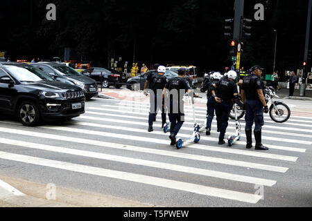 SÃO PAULO, SP - 26.04.2019: LANÇAMENTO DO PATINETES POLICIAMENTO COM-Agenten der Metropolitan Guardia Civil (GCM) der Stadt São Paulo, sind mit elektrischen Roller gesehen, an diesem Freitag (26) in der Region der Avenida Paulista, Ausrüstung war der Stadt São Paulo für die Polizeiarbeit gespendet, in insgesamt 12 gespendet Motorroller. (Foto: Aloisio Mauricio/Fotoarena) Stockfoto