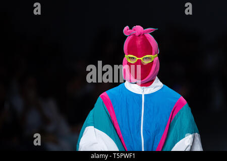 Sao Paulo, Brasilien. 26 Apr, 2019. Modell präsentiert von Arbeitsplätzen durch Mipinta während der São Paulo Fashion Week (SPFW), N47 Edition, in Sao Paulo, Brasilien. Credit: Paulo Lopes/ZUMA Draht/Alamy leben Nachrichten Stockfoto