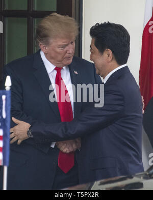 Washington, District of Columbia, USA. 26 Apr, 2019. Präsidenten der Vereinigten Staaten Donald J. Trumpf begrüßt Ministerpräsident Shinzo Abe von Japan zum Weißen Haus in Washington, DC am 26 April, 2019 Quelle: Ron Sachs/CNP/ZUMA Draht/Alamy leben Nachrichten Stockfoto