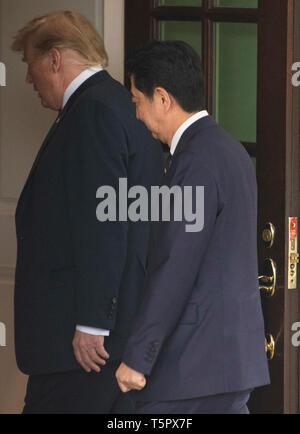 Washington, Vereinigte Staaten von Amerika. 26 Apr, 2019. Präsidenten der Vereinigten Staaten Donald J. Trumpf begrüßt Ministerpräsident Shinzo Abe von Japan zum Weißen Haus in Washington, DC am 26. April 2019. Credit: Ron Sachs/CNP | Verwendung der weltweiten Kredit: dpa/Alamy leben Nachrichten Stockfoto