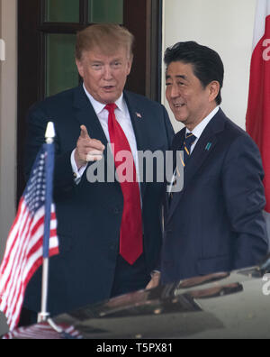 Washington, Vereinigte Staaten von Amerika. 26 Apr, 2019. Präsidenten der Vereinigten Staaten Donald J. Trumpf begrüßt Ministerpräsident Shinzo Abe von Japan zum Weißen Haus in Washington, DC am 26. April 2019. Credit: Ron Sachs/CNP | Verwendung der weltweiten Kredit: dpa/Alamy leben Nachrichten Stockfoto