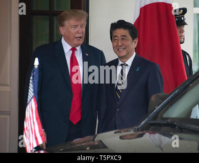Washington, Vereinigte Staaten von Amerika. 26 Apr, 2019. Präsidenten der Vereinigten Staaten Donald J. Trumpf begrüßt Ministerpräsident Shinzo Abe von Japan zum Weißen Haus in Washington, DC am 26. April 2019. Credit: Ron Sachs/CNP | Verwendung der weltweiten Kredit: dpa/Alamy leben Nachrichten Stockfoto