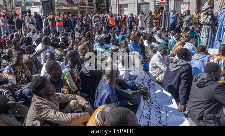 Madrid, Madrid, Spanien. 26 Apr, 2019. Senegalesen gesehen an der Puerta del Sol Platz während der Feier sitzt. senegalesischen Bürger in Madrid Khassida Tag an der Puerta del Sol mit einem Gebet und traditionellen Gesängen feiern. Credit: Lora Grigorova/SOPA Images/ZUMA Draht/Alamy leben Nachrichten Stockfoto