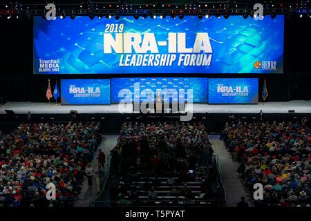 Indianapolis, Indiana, USA. 26 Apr, 2019. Us-Präsident Donald Trump Adressen der Jahrestagung der National Rifle Association im Lucas Oil Stadium April 26, 2019 in Indianapolis, Indiana. Credit: Planetpix/Alamy leben Nachrichten Stockfoto