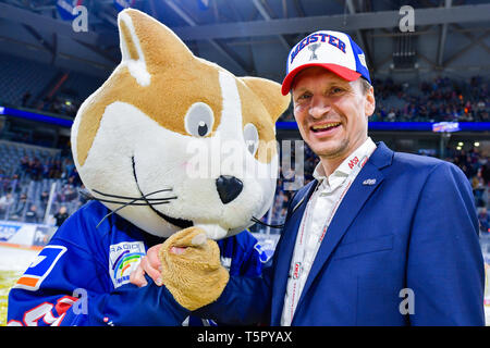 Mannheim, Deutschland. 26 Apr, 2019. Eishockey: DEL, Adler Mannheim - EHC Red Bull München, Meisterschaft, final, 5. Spieltag, der in der SAP-Arena. Mannheim Trainer Pavel Gross feiert den Gewinn der Deutschen Meisterschaft mit Maskottchen 'Udo'. Foto: Uwe Anspach/dpa/Alamy leben Nachrichten Stockfoto