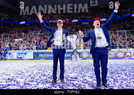 Mannheim, Deutschland. 26 Apr, 2019. Eishockey: DEL, Adler Mannheim - EHC Red Bull München, Meisterschaft, final, 5. Spieltag, der in der SAP-Arena. Die Mannheimer Trainer Pavel Gross (l) und der Mannheimer Co - Trainer Mike Pellegrims halten Sie die Trophäe in ihren Händen. Foto: Uwe Anspach/dpa/Alamy leben Nachrichten Stockfoto