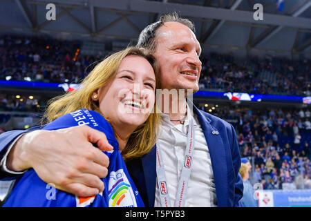 Mannheim, Deutschland. 26 Apr, 2019. Eishockey: DEL, Adler Mannheim - EHC Red Bull München, Meisterschaft, final, 5. Spieltag, der in der SAP-Arena. Mannheim Trainer Pavel Gross und seine Tochter Teresa feiern Gewinn der Deutschen Meisterschaft. Foto: Uwe Anspach/dpa/Alamy leben Nachrichten Stockfoto