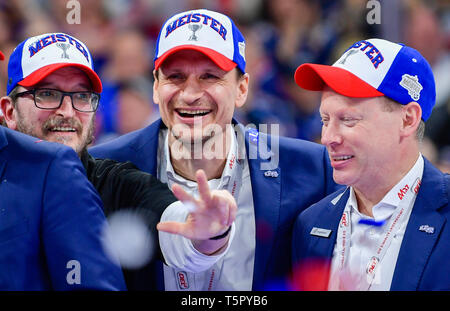 Mannheim, Deutschland. 26 Apr, 2019. Eishockey: DEL, Adler Mannheim - EHC Red Bull München, Meisterschaft, final, 5. Spieltag, der in der SAP-Arena. Die Mannheimer Trainer Pavel Gross (M) und der Mannheimer Co - Trainer Mike Pellegrims (R) sind auf dem Eis nach der Preisverleihung. Foto: Uwe Anspach/dpa/Alamy leben Nachrichten Stockfoto