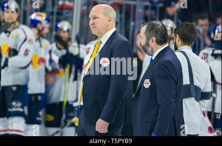 Mannheim, Deutschland. 26 Apr, 2019. Eishockey: DEL, Adler Mannheim - EHC Red Bull München, Meisterschaft, final, 5. Spieltag, der in der SAP-Arena. Der Münchener Trainer Don Jackson (l) ist auf dem Eis bei der Preisverleihung. Foto: Uwe Anspach/dpa/Alamy leben Nachrichten Stockfoto