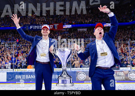 Mannheim, Deutschland. 26 Apr, 2019. Eishockey: DEL, Adler Mannheim - EHC Red Bull München, Meisterschaft, final, 5. Spieltag, der in der SAP-Arena. Die Mannheimer Trainer Pavel Gross (l) und der Mannheimer Co - Trainer Mike Pellegrims halten Sie die Trophäe in ihren Händen. Foto: Uwe Anspach/dpa/Alamy leben Nachrichten Stockfoto