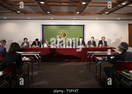 Tokio, Japan. 25 Apr, 2019. Chinas ehemaliger stellvertretender Finanzminister Zhu Guangyao (4. L) spricht während einer Pressekonferenz in der Japan National Press Club in Tokio, Japan, 25. April 2019. Eine Delegation der chinesischen Ökonomen unter der Führung von Zhu Guangyao besucht Japan April 22-26, Durchführung von umfangreichen Austausch mit japanischen Regierung Beamte, Geschäftsleute, Akademiker und Gesetzgeber. Credit: Du Xiaoyi/Xinhua/Alamy leben Nachrichten Stockfoto