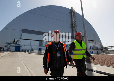 Arbeitnehmer werden gesehen, vor dem Bau der neuen Schutzkonstruktion die 4. Block des Kernkraftwerks Tschernobyl während des Jubiläums. Die ukrainer markiert der 33. Jahrestag der Katastrophe von Tschernobyl. Die Explosion der vierte Block des Kernkraftwerks Tschernobyl am 26. April 1986 immer noch als der größte Unfall in der Geschichte der Atomenergie. Stockfoto