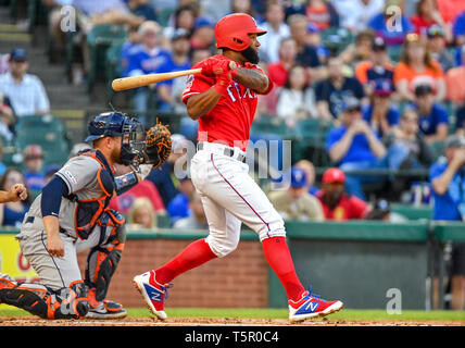 Apr 20, 2019: Texas Rangers hitter Danny Santana Nr. 38 während ein MLB Spiel zwischen den Houston Astros und der Texas Rangers bei Globe Life Park in Arlington, TX Texas Houston 9-4 besiegte Albert Pena/CSM. Stockfoto