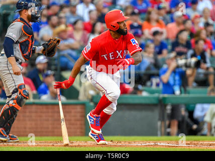Apr 20, 2019: Texas Rangers hitter Danny Santana Nr. 38 während ein MLB Spiel zwischen den Houston Astros und der Texas Rangers bei Globe Life Park in Arlington, TX Texas Houston 9-4 besiegte Albert Pena/CSM. Stockfoto