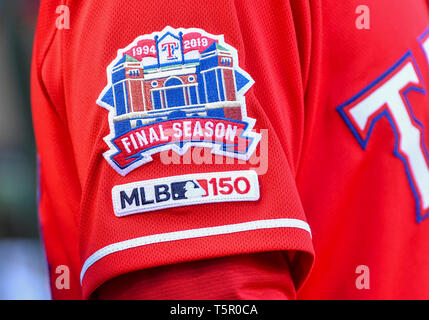 Apr 20, 2019: Der Patch für das letzte Jahr an der aktuellen Welt leben Ballpark ist auf dem rechten Ärmel der 2019 Texas einheitliche während ein MLB Spiel zwischen den Houston Astros und der Texas Rangers bei Globe Life Park in Arlington, TX Texas Houston 9-4 besiegte Albert Pena/CSM. Stockfoto